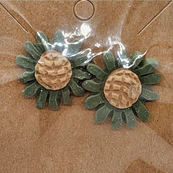 NWT Holly Jolly Green & Brown Flower Earrings - Picture 2 of 3